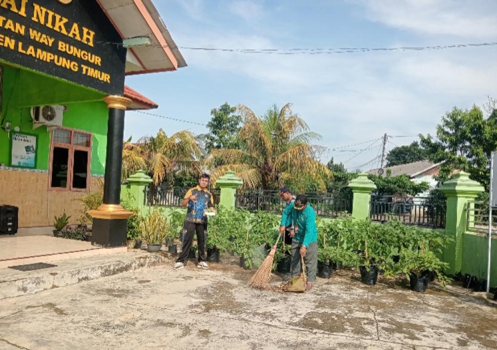 KUA Way Bungur Laksanakan Program KUA Berdaya Melalui Perawatan Tanaman