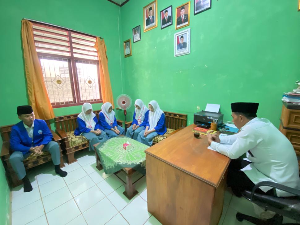 Kepala KUA Mataram Baru Bekali Siswa PKL dengan Disiplin dan Tilawah