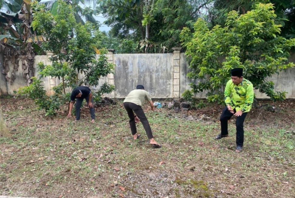 Kepala KUA Mataram Baru Pimpin Bersih-Bersih Kantor Sementara