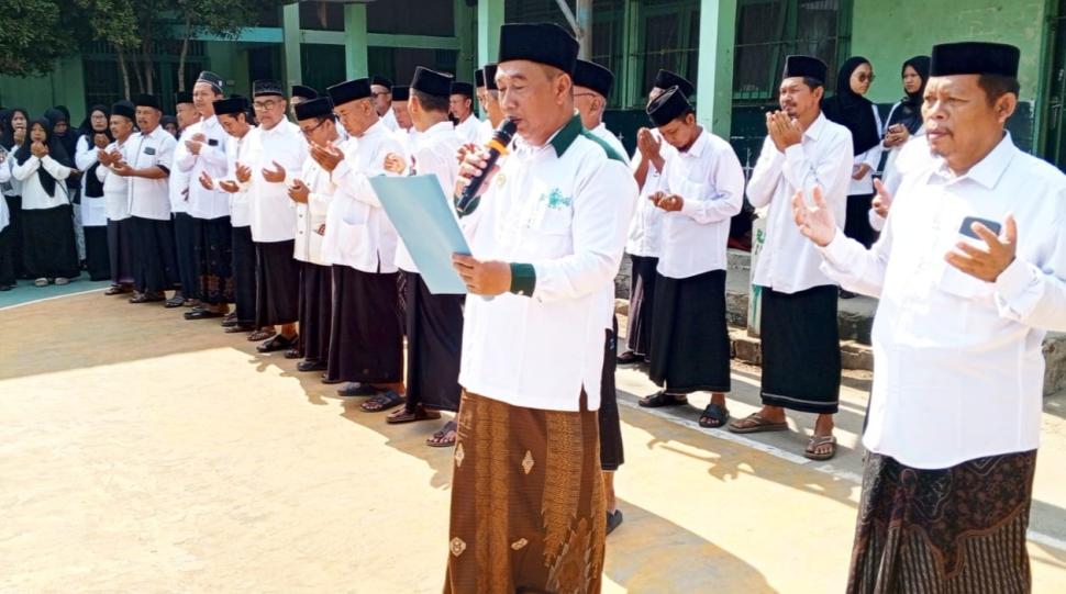 Kepala KUA Pasir Sakti Bacakan Doa pada Upacara Hari Santri Nasional 2026