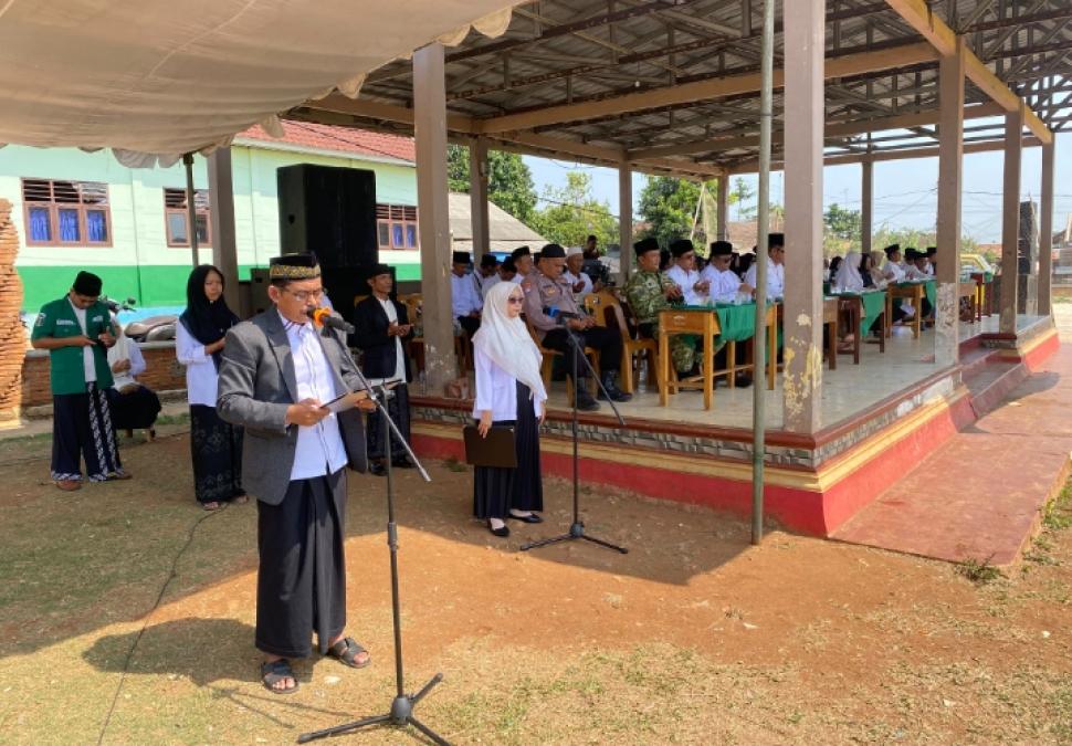 Kepala KUA Mataram Baru Pimpin Doa Upacara Hari Santri Nasional 2026