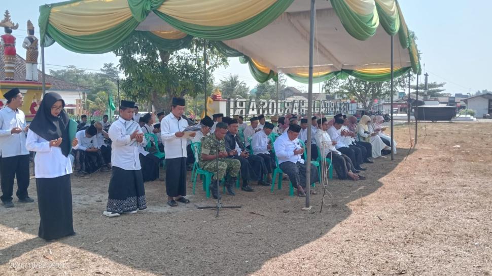 Pegawai KUA Braja Selebah Pimpin Doa pada Upacara Hari Santri di Lapangan Merdeka Braja Harjosari