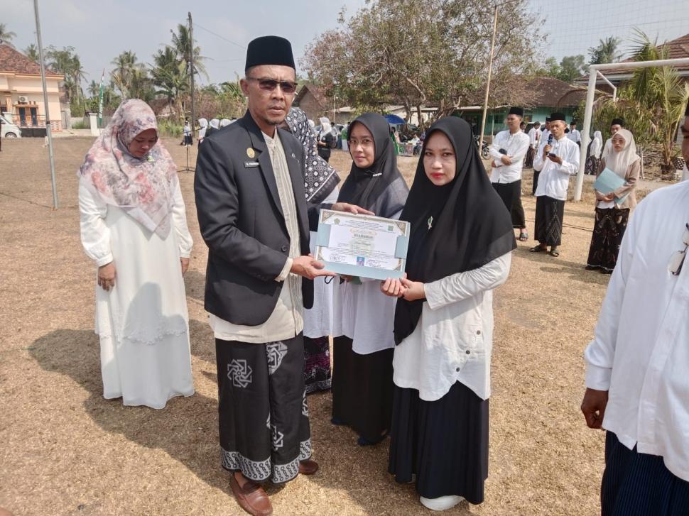 KUA Batanghari Nuban Serahkan Syahadah Metode YANBU'A kepada 75 Guru Ngaji di Momen Hari Santri Nasional 2026
