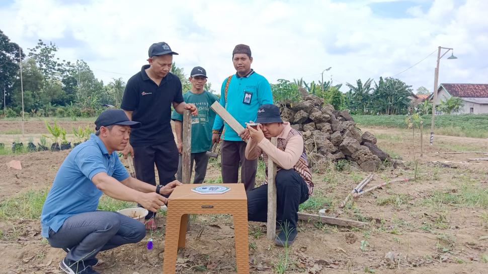 Kepala KUA Labuhan Ratu Pimpin Pengukuran Arah Kiblat Calon Masjid Ummu Abdulloh