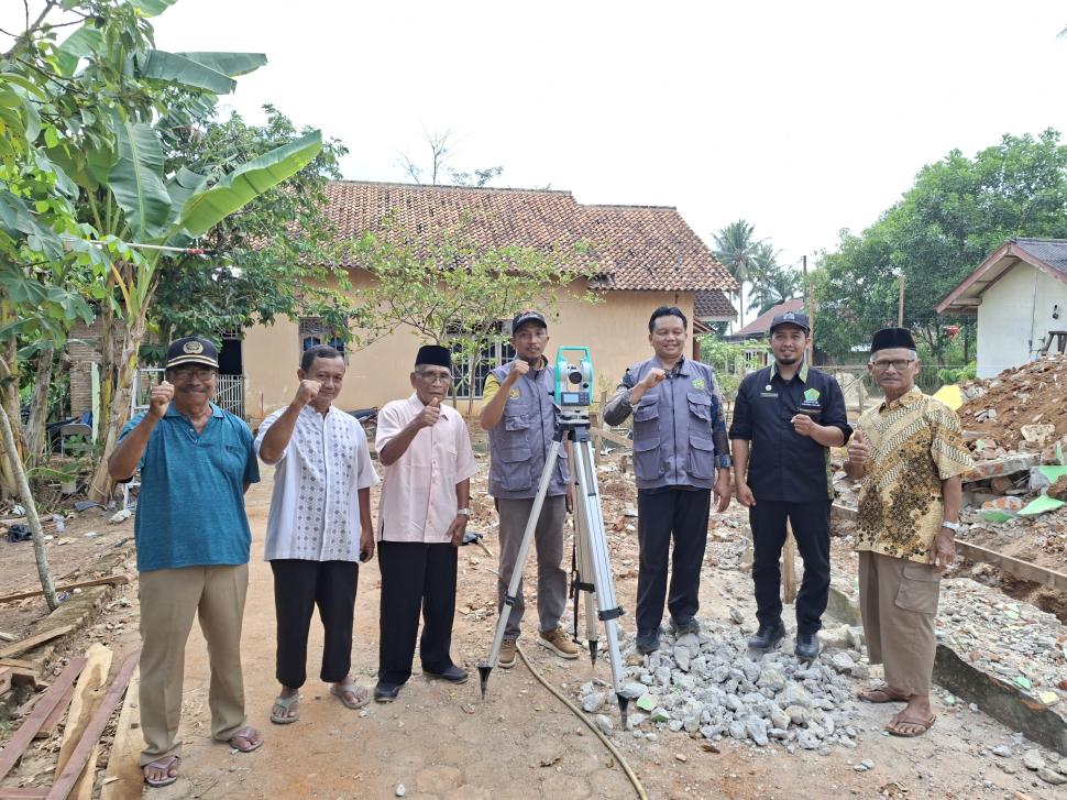 PASTIKAN AKURASI ARAH KIBLAT, KUA BATANGHARI NUBAN DAMPINGI PENGUKURAN ARAH KIBLAT MUSHOLLA NURUL HUDA