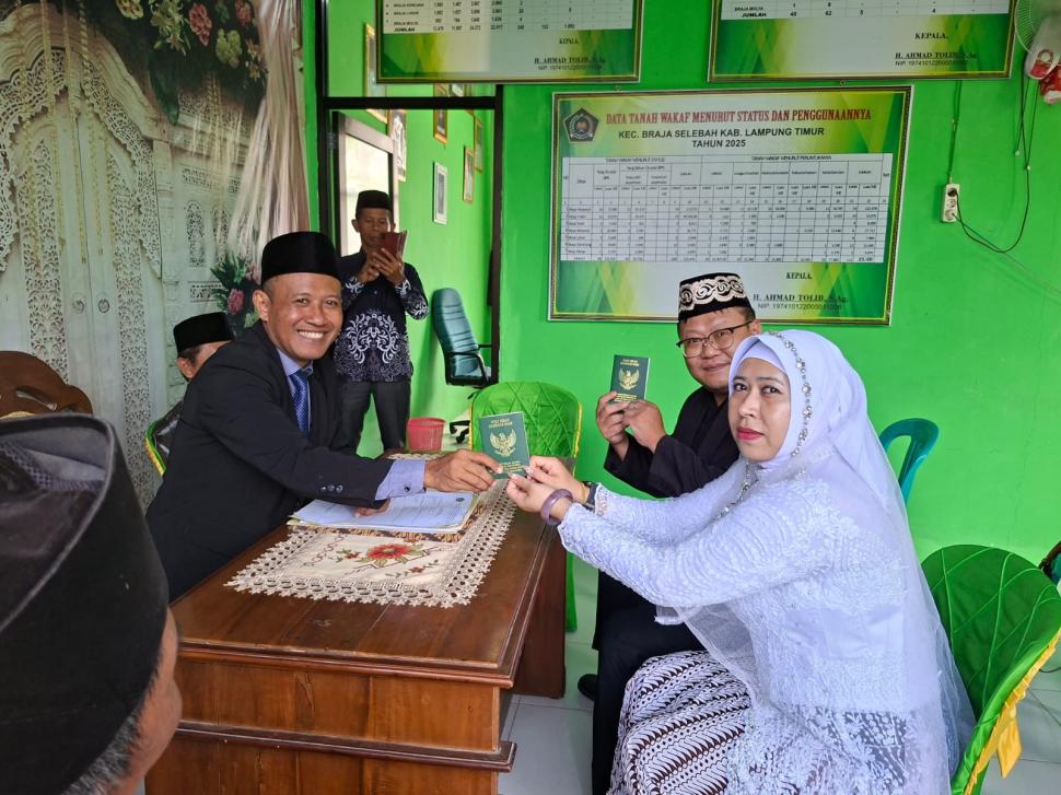 Aula KUA Braja Selebah Jadi Saksi Kebahagiaan Pasangan Pengantin, Kepala KUA Pimpin Langsung Prosesi Akad