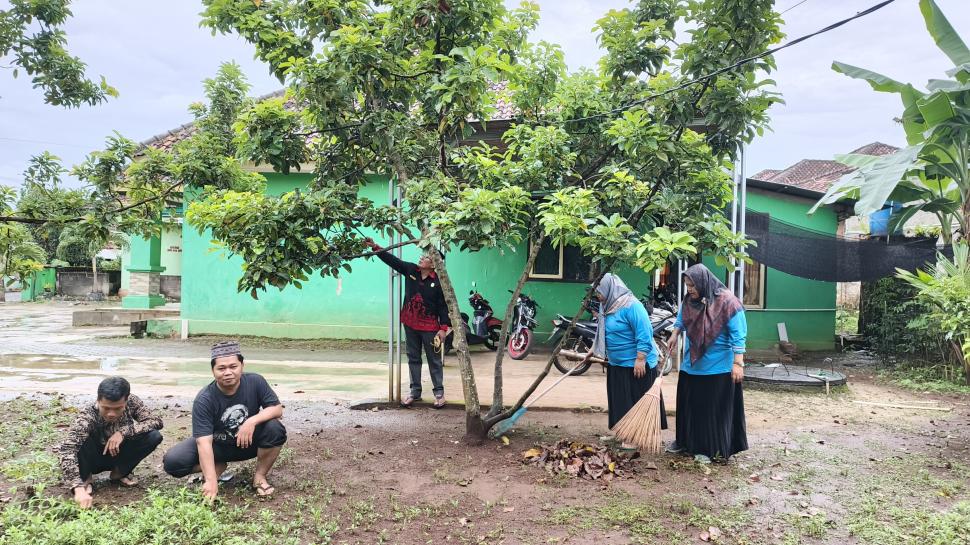 KUA Sekampung Udik Gelar Bersih Jumat GEMAH ASRI