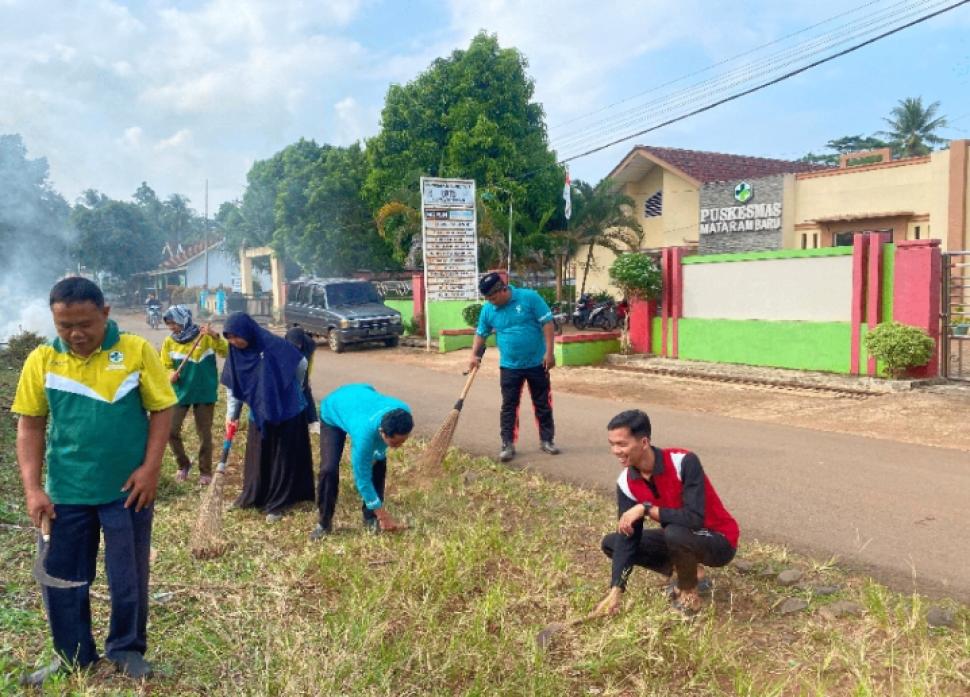Keluarga Besar KUA Mataram Baru Gotong Royong GEMAH ASRI