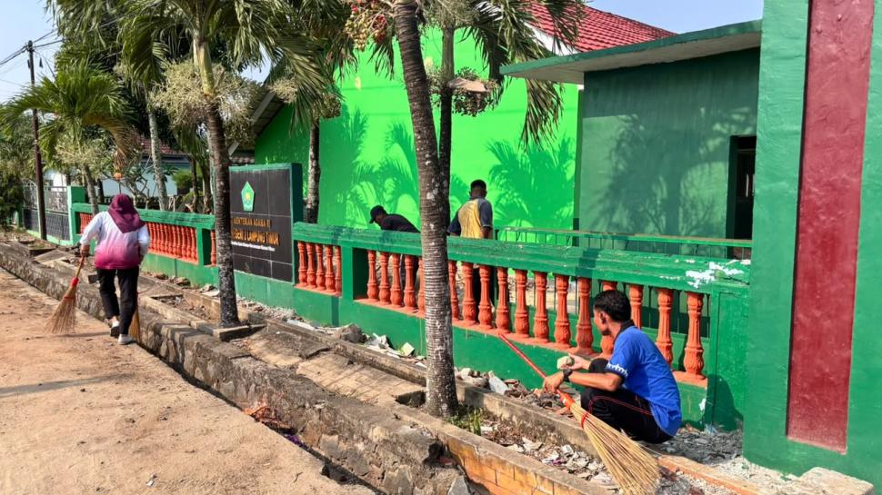 MTs N 2 Lampung Timur Laksanakan Program Jumat Bersih, Wujudkan Madrasah Bersih, Sehat, dan Nyaman