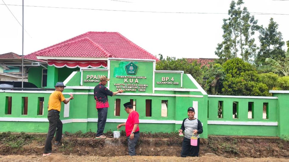 Tingkatkan Asri dan Kenyamanan Pelayanan, Pegawai KUA Sekampung Udik Swadaya Cat Ulang Pagar Kantor