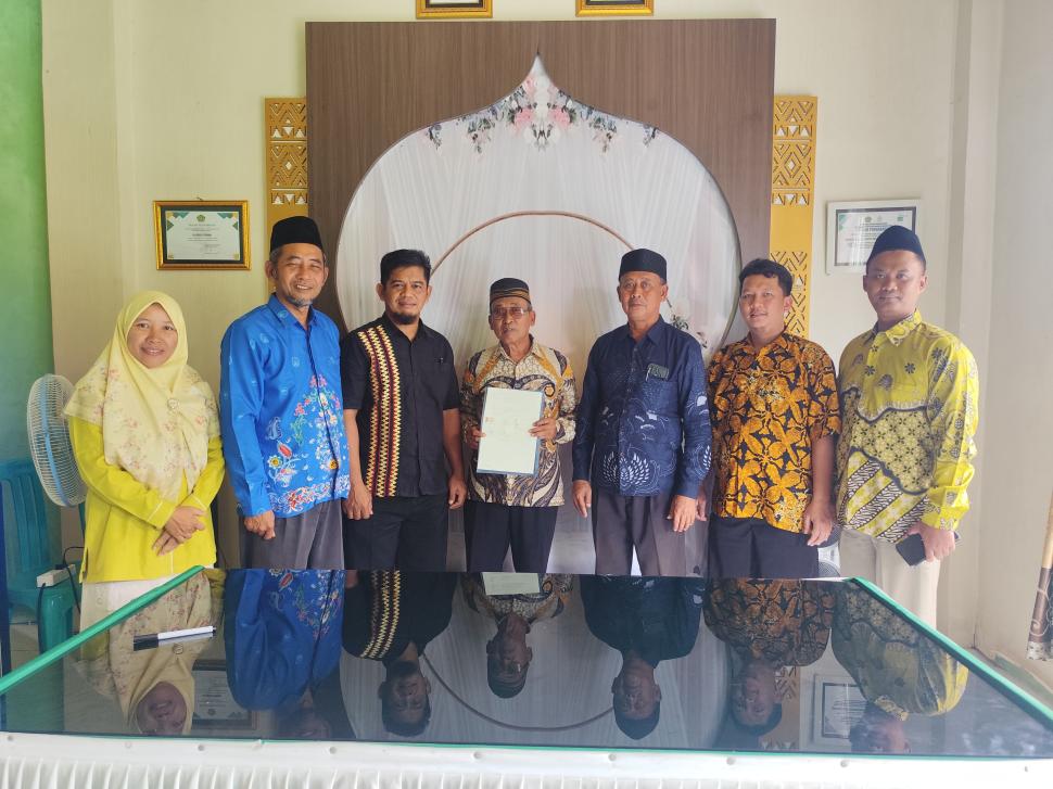Wujudkan Tertib Administrasi Wakaf, KUA Pekalongan Serahkan AIW Masjid Al-Mujahidin