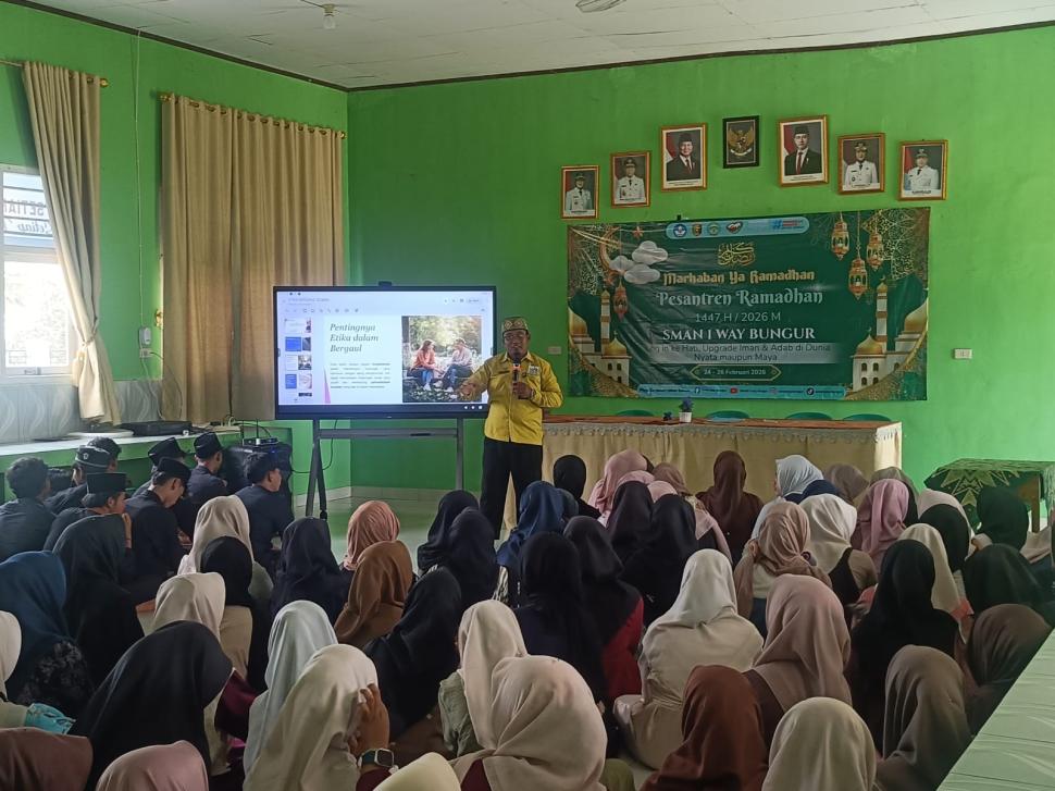 Dalam Pesantren Kilat, Siswanto Ajak Siswa SMA Negeri 1 Way Bungur Hormati Orang Tua dan Guru