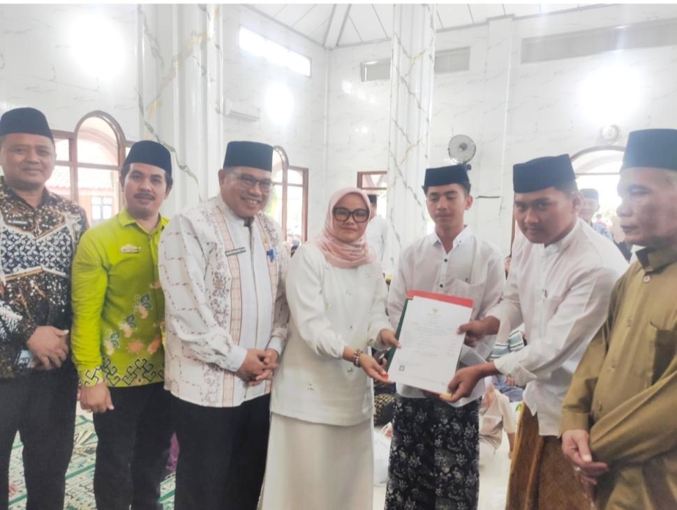 KUA Labuhan Maringgai Fasilitasi Penyerahan Sertifikat Halal Kantin Pondok Pesantren Darul Hidayah