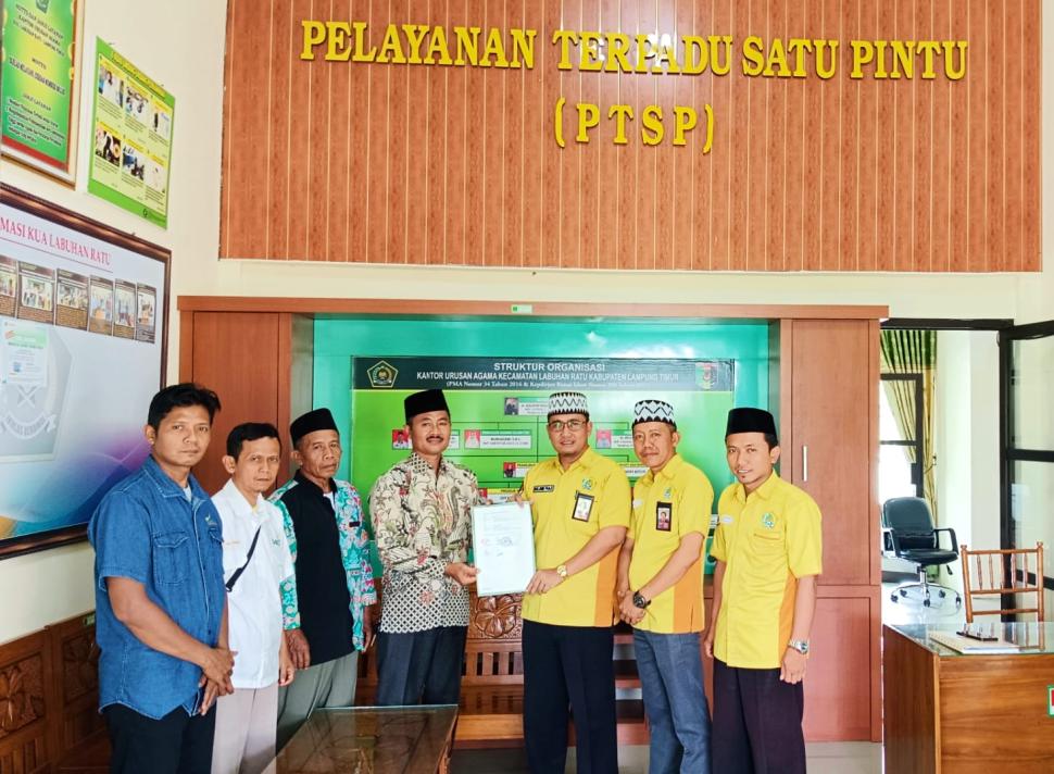 Langkah Maju Digitalisasi Wakaf: Kepala KUA Labuhan Ratu Serahkan E-AIW Masjid Nuril Anwari