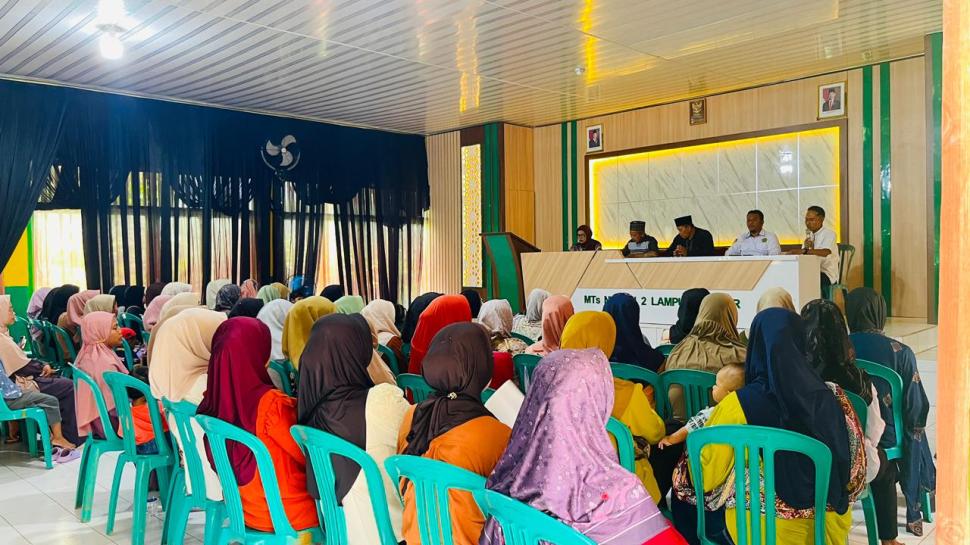 MTsN 2 Lampung Timur Gelar Daftar Ulang Peserta Didik Baru, Wali Siswa Antusias