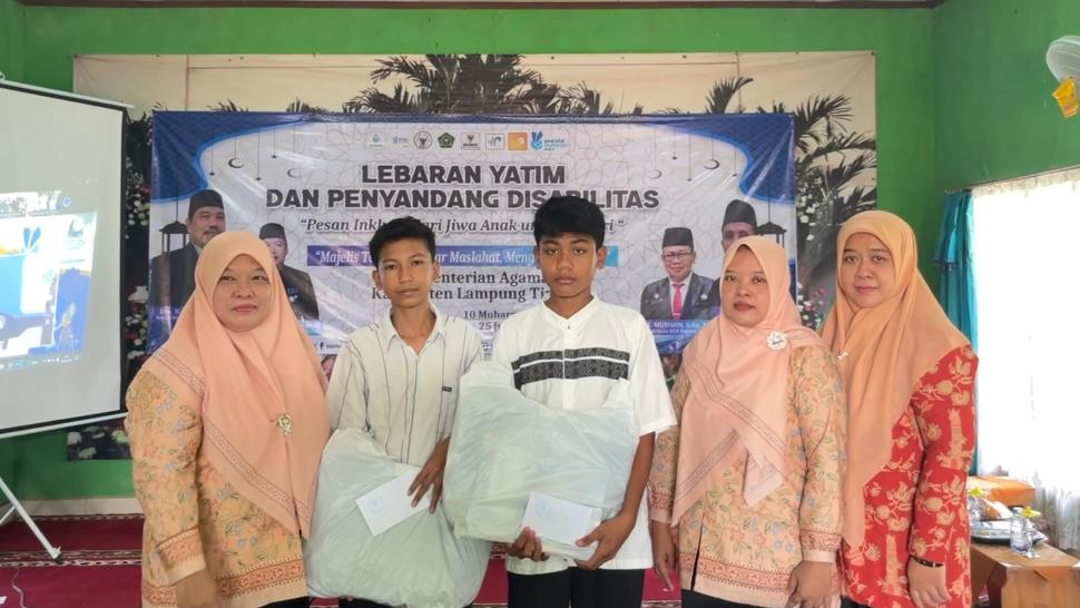 Perkuat Nilai Kepedulian, DWP Kemenag Lampung Timur Hadir Berbagi Kebahagiaan pada Lebaran Yatim