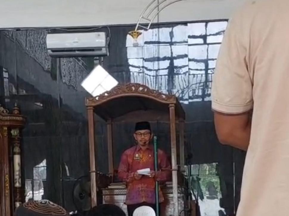 Lewat Mimbar Jumat, Kepala KUA Metro Kibang Edukasi Jamaah tentang Bahaya Narkoba