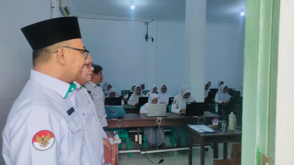 Pastikan Asesmen Berjalan Optimal, Rokhman Monev TKA dan Asesmen Nasional di MAN 1 Lamtim