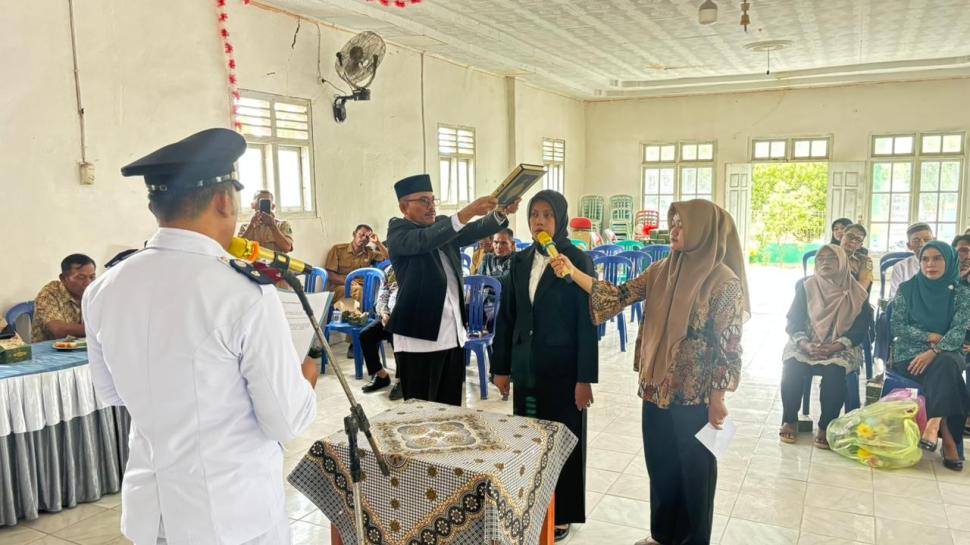 Pelantikan Perangkat Desa Kibang, Kepala KUA Metro Kibang Ambil Peran Rohaniawan
