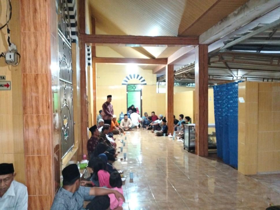 Lebih Dekat Dengan Umat: KUA Purbolinggo Berbagi Ta'jil