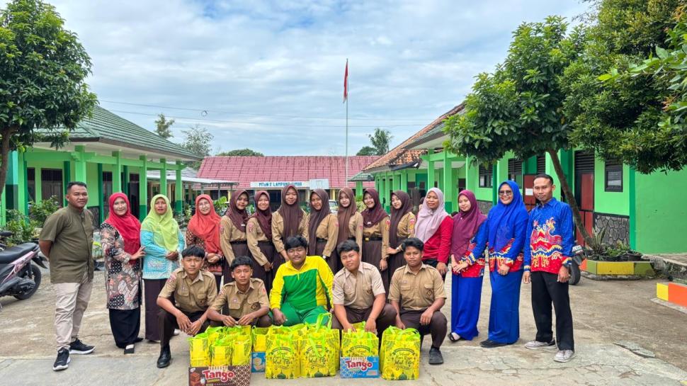 Siswa Kelas IX MTs Negeri 2 Lampung Timur Gelar Bakti Sosial sebagai Wujud Kepedulian Sosial