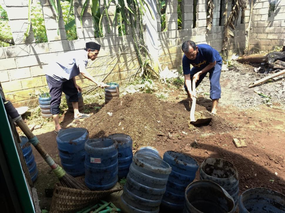 KUA Bandar Sribhawono Lakukan Peremajaan Media Tanam, Wujudkan Lingkungan Kerja Asri dan Nyaman