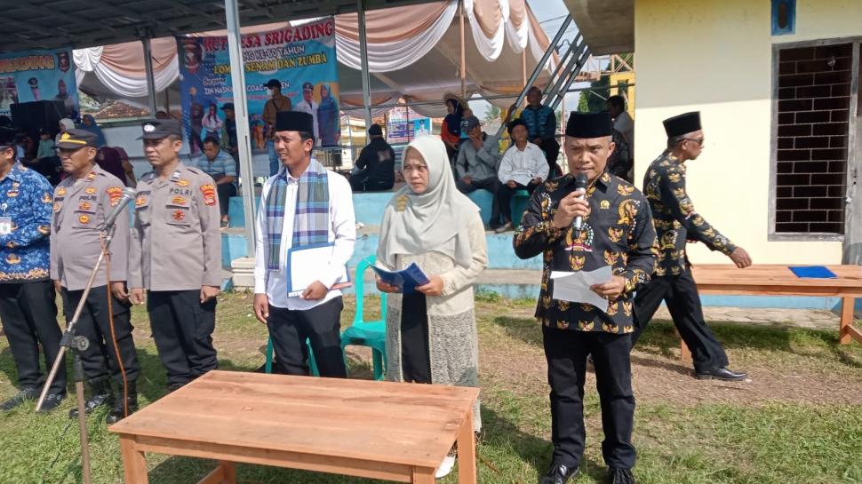 Penghulu KUA Labuhan Maringgai Pimpin Doa pada HUT ke-60 Desa Srigading