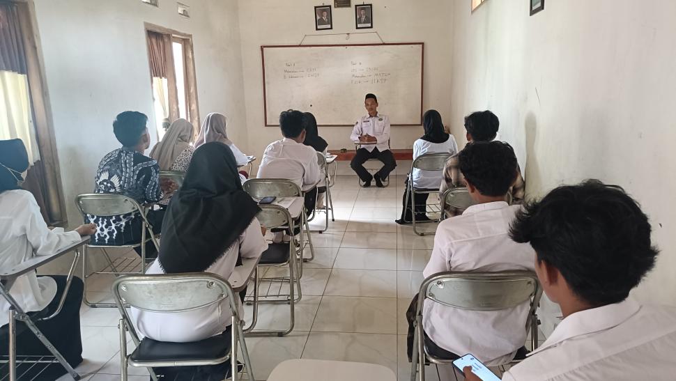 Penyuluh Agama Islam KUA Metro Kibang Berikan Sosialisasi dan Motivasi di PKBM Mentari