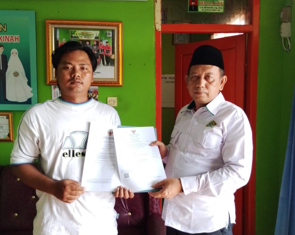 Kepala KUA Way Bungur Serahkan Sertifikat Halal Gratis Kepada Pelaku UMKM