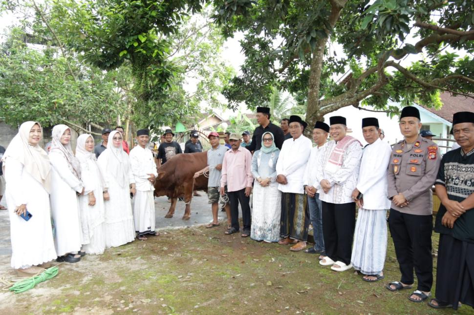 Semangat Berbagi Idul Adha, Bupati Ela dan Kakankemenag Hadiri Penyembelihan Kurban di Sribhawono