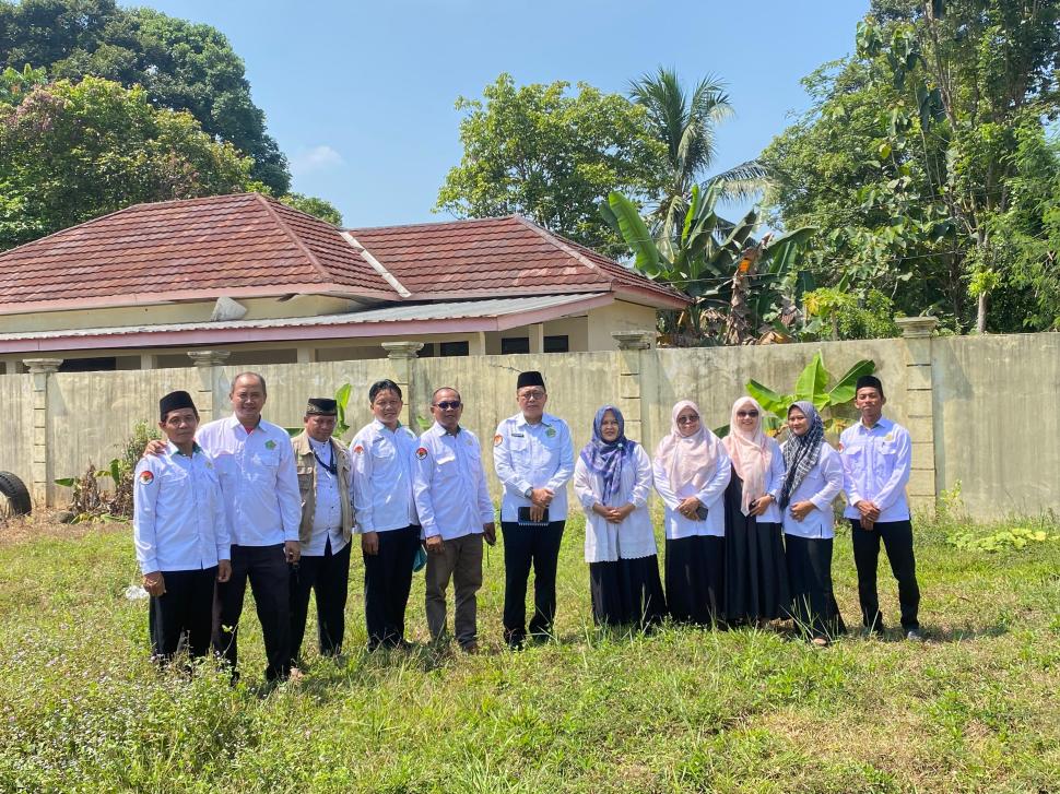 KUA Mataram Baru Dampingi Kasi Bimas Islam Kemenag Lampung Timur Meninjau Tanah Hibah untuk Calon Gedung Baru