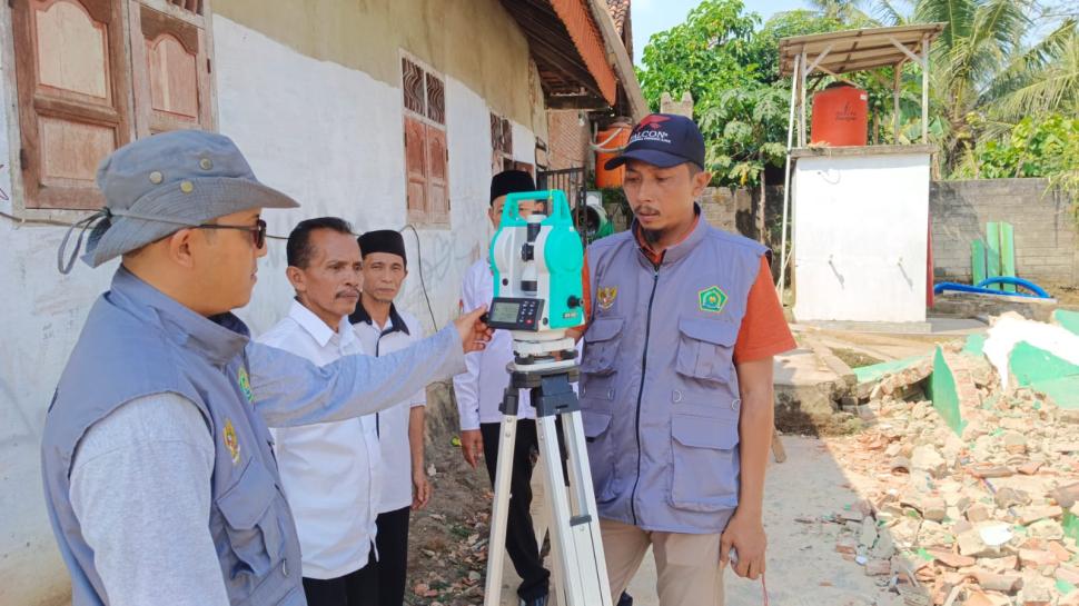 KUA Bandar Sribhawono Lakukan Pengukuran Arah Kiblat Mushola Darunnajah Desa Mekar Jaya Bersama Tim Kemenag Lampung Timur