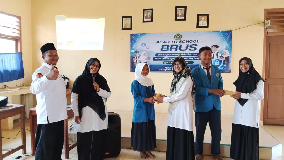 KUA Way Bungur Perkuat Pembinaan Remaja Melalui Program BRUS di SMP Negeri 2 Way Bungur