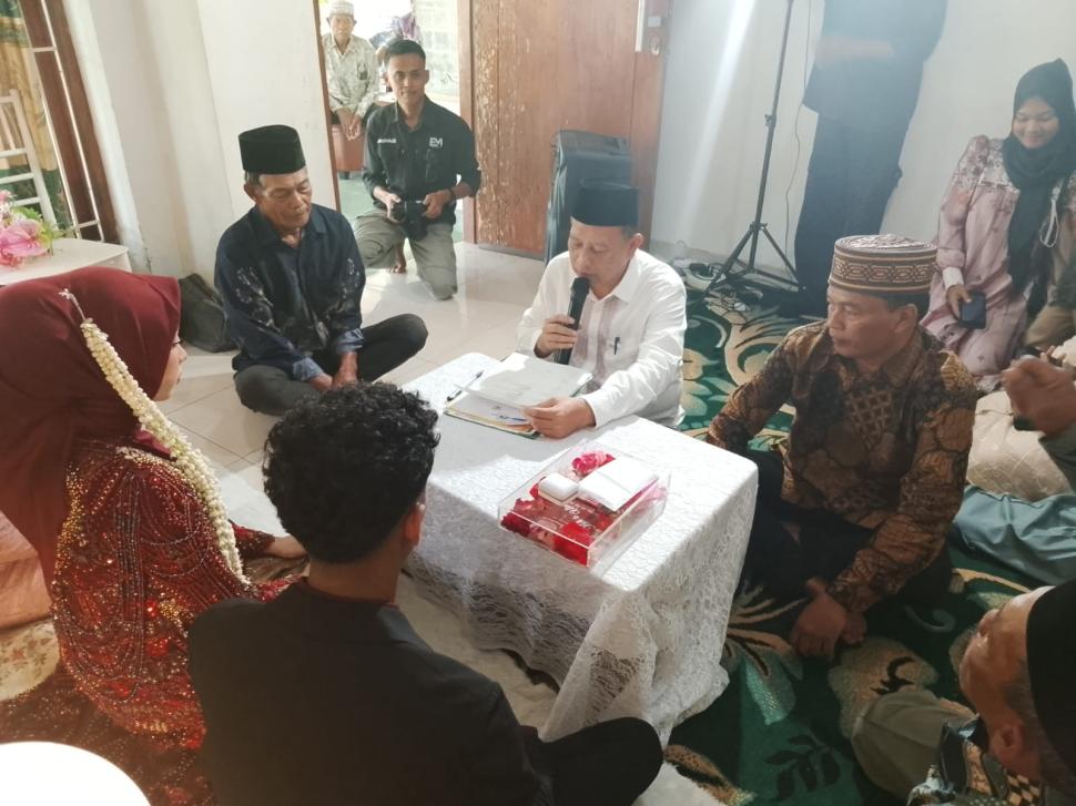 Pastikan Legalitas Perkawinan, Kepala KUA Way Bungur Catat Pernikahan Warga Tanjung Tirto