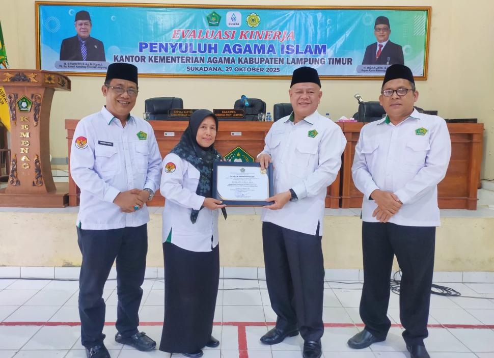 Plt. KaKanwil Beri Penghargaan kepada Penyuluh Lampung Timur: Dari Tanah Hibah Tumbuh Gedung Pelayanan Umat