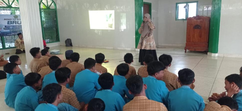 Pegawai KUA Way Bungur Berikan Bimbingan Remaja Usia Sekolah (BRUS) di MTs Muhammadiyah Bungur
