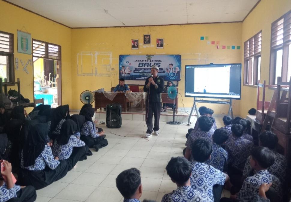Pegawai KUA Way Bungur Ajak Siswa SMP Negeri 3 Bijak Bermedia Sosial