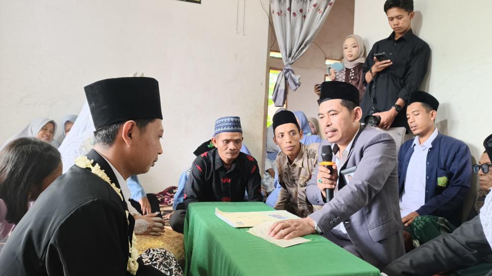 Penghulu KUA Sekampung Udik Pimpin Pencatatan Nikah Saifudin Suhainah