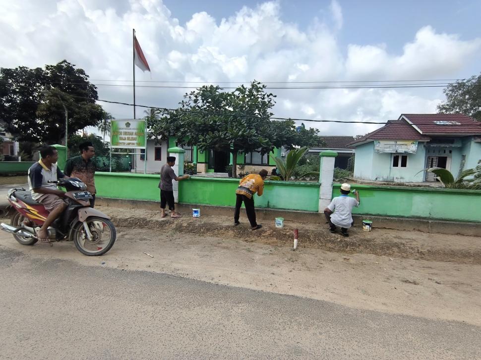 KUA Braja Selebah Gelar Kerja Bakti Sambut HUT ke-81 Kemerdekaan RI