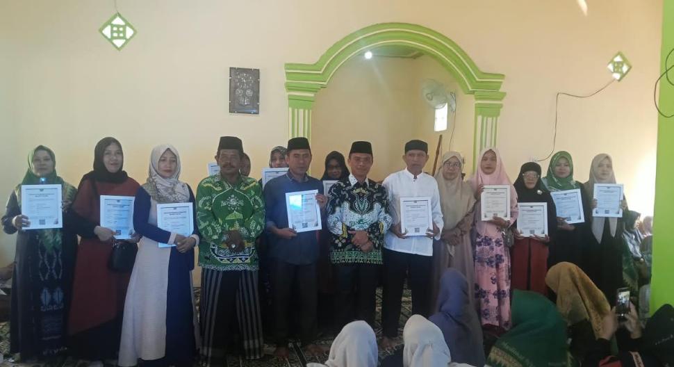 KEPALA KUA MELINTING HADIRI KEGIATAN SHOLAWAT NARIAH TRI WULAN KBNU MELINTING SEKALIGUS SERAHKAN MASAL SKT MAJELIS TAKLIM