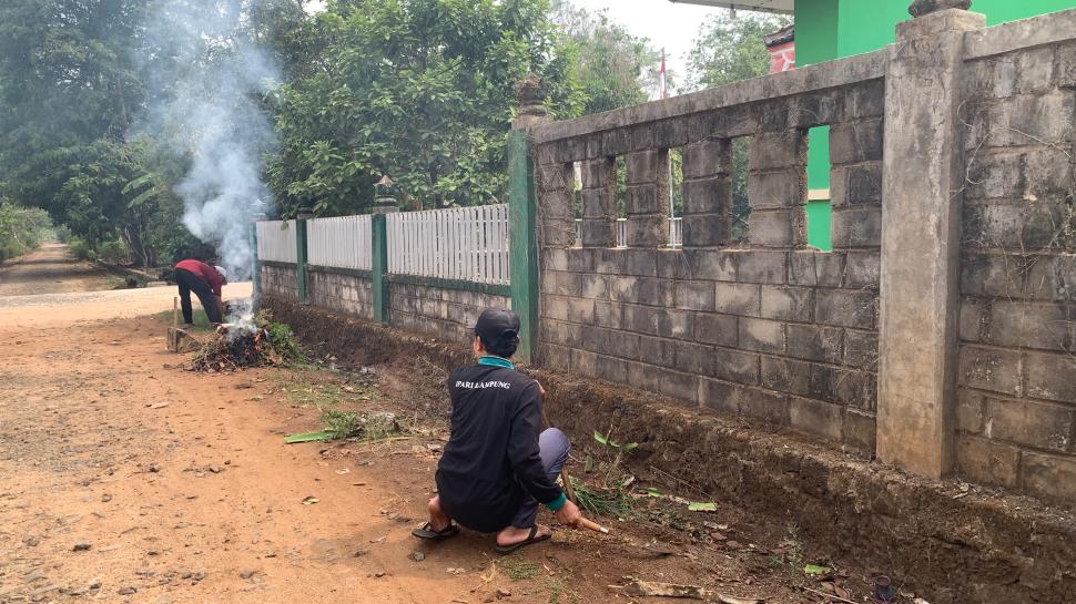 Jum’at Bersih di KUA Bandar Sribhawono, Ruang Belajar Menumbuhkan Kepedulian Lingkungan.