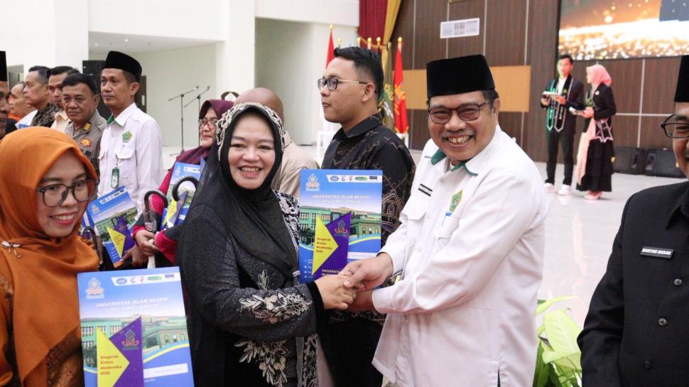 Dukung Kemajuan Pendidikan, Marwansyah Digganjar Penghargaan UIN Jurai Siwo