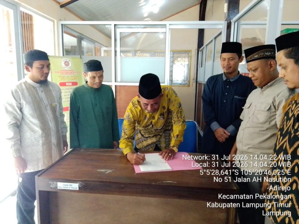 Kepala KUA Pekalongan Tandatangani Akta Ikrar Wakaf untuk Ponpes Khimatussunnah