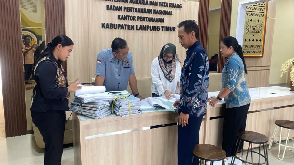 Sinergi Kemenag dan ATR/BPN: Penyelenggara Hindu Serahkan 27 Berkas   Sertifikasi Pura, Percepat Legalitas Rumah Ibadah di Lampung Timur
