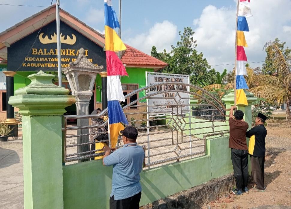 Sambut HUT RI Ke-81, Pegawai KUA Way Bungur Pasang Umbul-umbul Wujudkan Semangat Nasionalisme