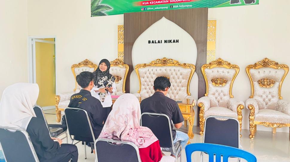 Penyuluh Agama Islam KUA Sekampung Berikan Materi SUSCATIN kepada Dua Pasangan Calon Pengantin